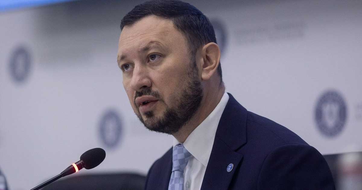 Deputatul PNL Mircea Fechet la declarații în Parlamentul României, ziua votului moțiunii de cenzură împotriva Guvernului Bolojan, 5 mai 2026