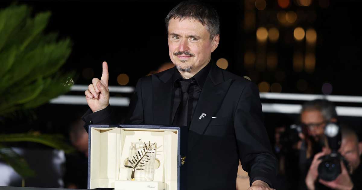 presa europeana a sesizat un detaliu interesant in filmul lui mungiu 226486 Regizorul Cristian Mungiu primind trofeul Palme d'Or la Festivalul de Film de la Cannes 2026, alături de Sebastian Stan și Renate Reinsve