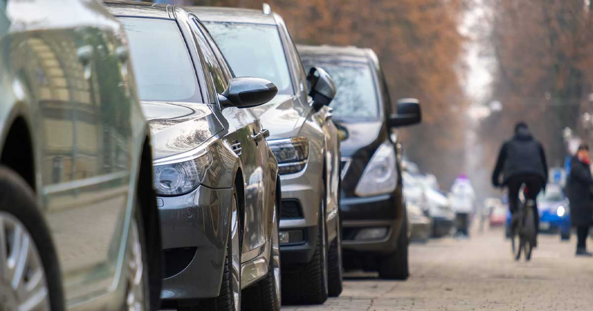 schimbare importanta in codul rutier in ce situatie soferii nu vor mai fi obligati sa mearga la politie in 24 de ore 107974 Mașini parcate pe o stradă din România, modificare Cod Rutier privind avarierea vehiculelor în parcare, 2026
