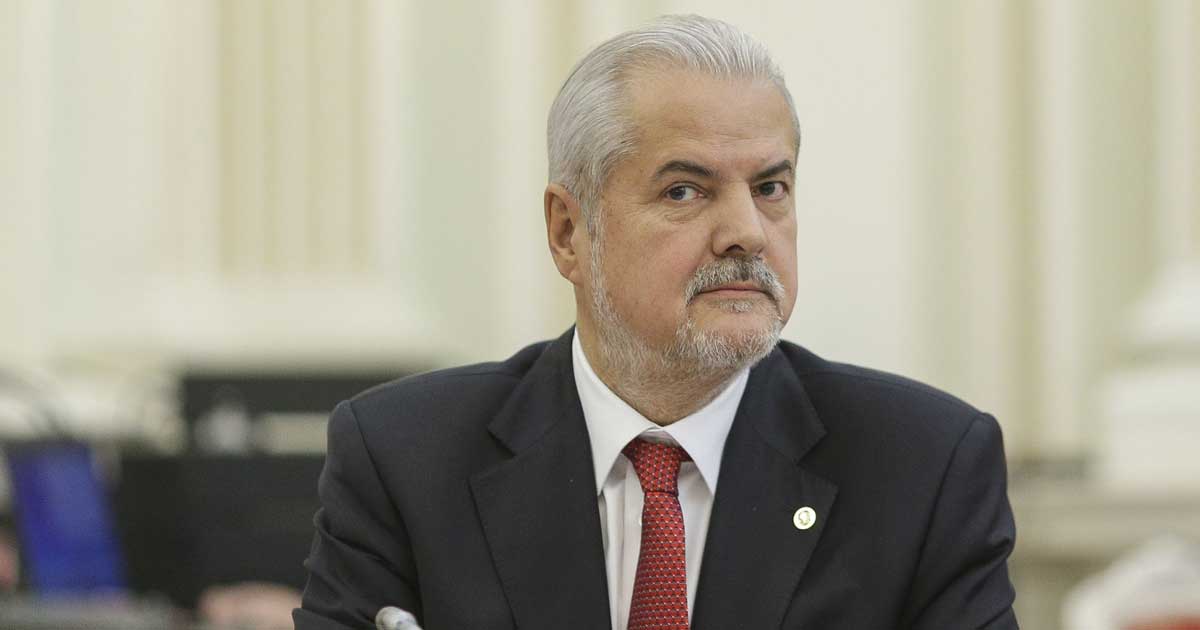 Adrian Năstase la o conferință de presă în România, comentând situația politică în 2026
