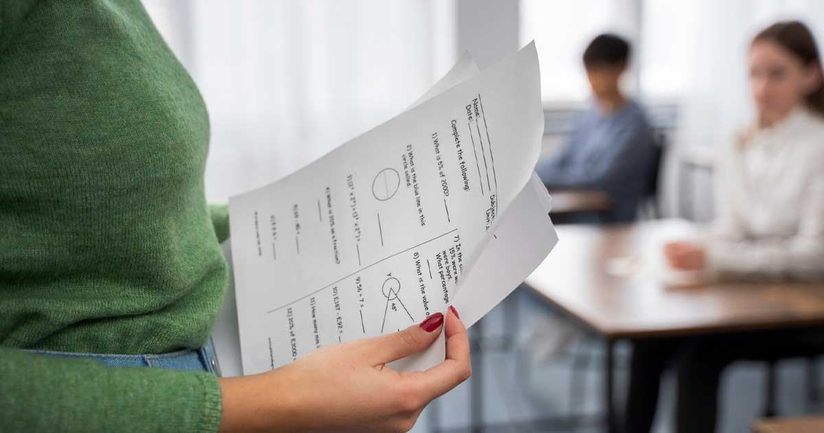bacalaureat 2026 proba matematica istorie amanata canicula 441955 Elevi la examen de Bacalaureat în sala de clasă, în contextul caniculei din România, iunie 2026