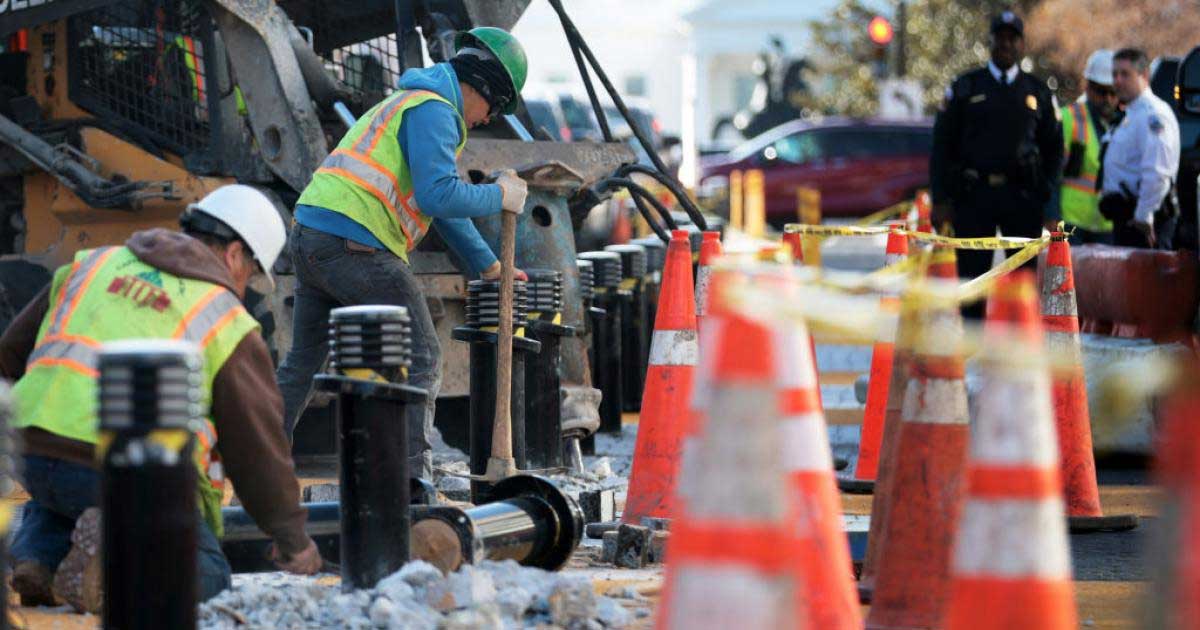 deficit muncitori constructii santier bucuresti 2026 601013 Muncitori pe un șantier de construcții din București, lucrări de construcție, deficit forță de muncă 2026