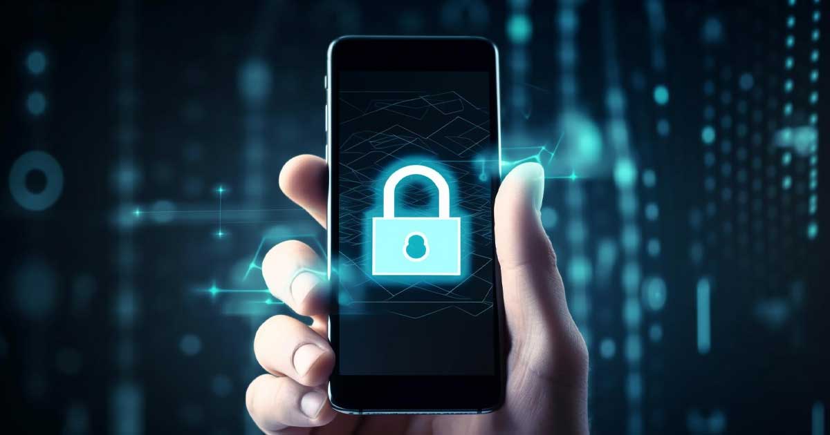 frauda online mesaj fals blocare dispozitiv mai 2026 225967 Mână cu telefon mobil afișând mesaj fals de blocare, fraudă cibernetică online în România, 2026