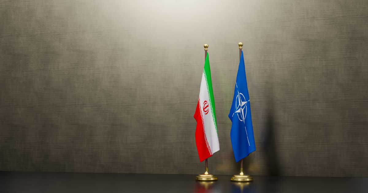 Steagul Iranului și sigla NATO, tensiuni diplomatice după operatiunea Epic Fury, iunie 2026
