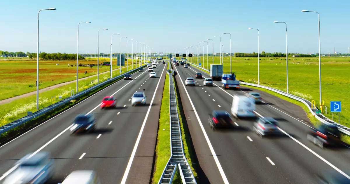 Mașini pe autostradă europeană în 2026, limită de viteză variabilă, panou electronic semnalizare
