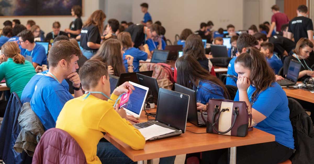 Elevi liceu Romania lucrând cu hărți digitale GIS la calculator, materie opțională Ministerul Educației 2026