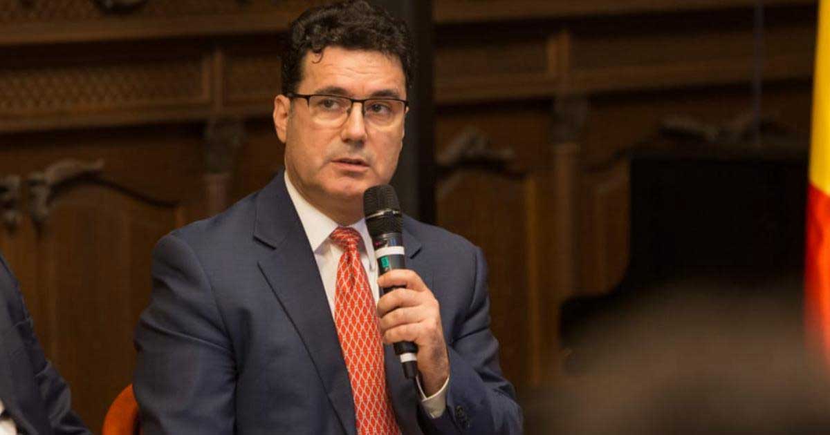 Remus Pricopie, rectorul SNSPA, în timpul unei conferințe publice despre criza politică din România, iunie 2026