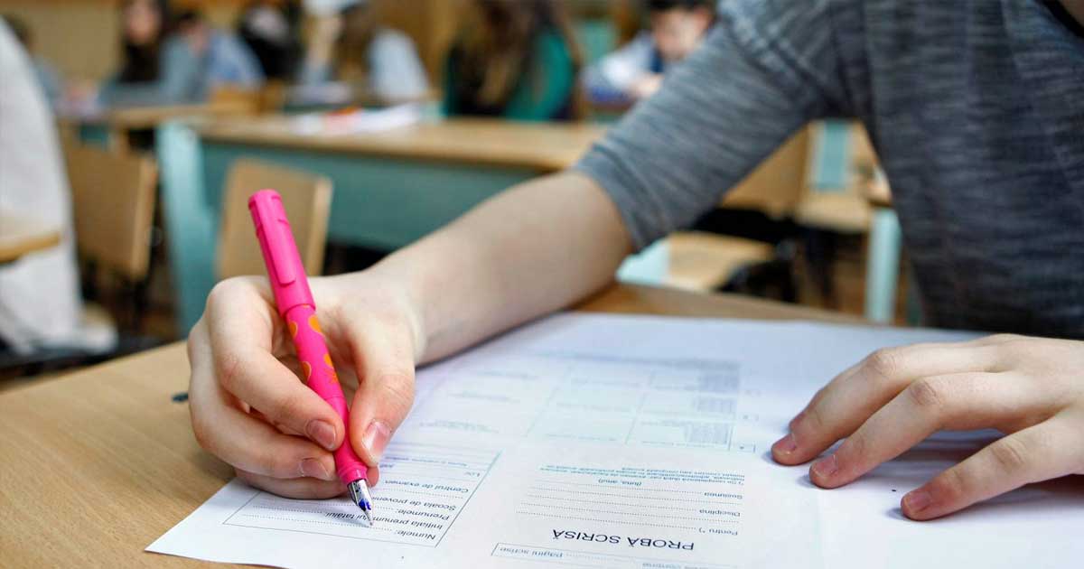 Elevi la un centru de examen în timpul probei obligatorii a profilului de la Bacalaureat 2026, iulie 2026