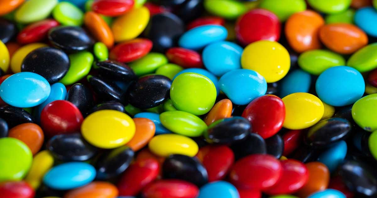 Bomboane și dulciuri colorate pe un raft de magazin, exemplu de produse cu coloranți alimentari, 2026