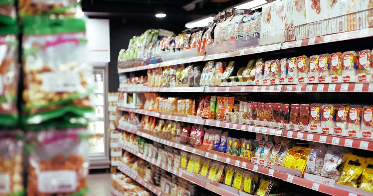 Raft de magazin din România cu produse alimentare, ilustrând scăderea comerțului cu amănuntul în 2026