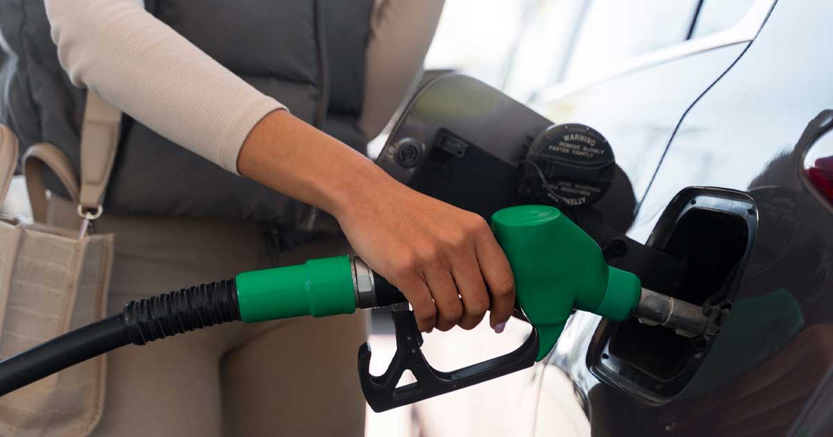 Pompă de benzinărie din România, afișaj cu prețul carburanților, context criză petrol Kazahstan, iulie 2026