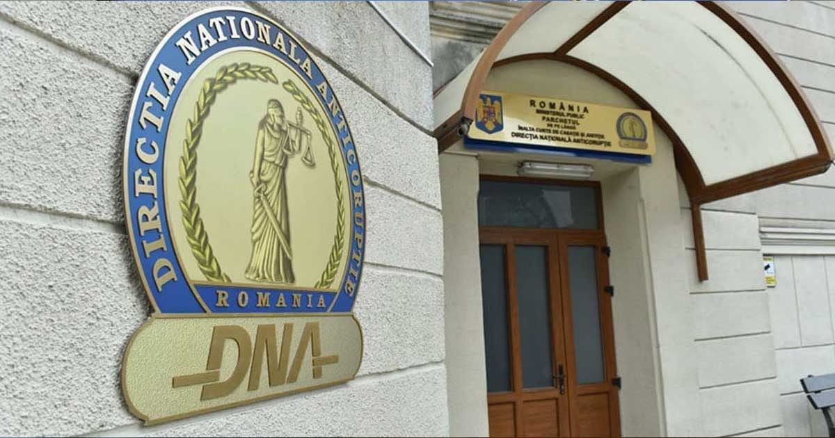 Sigla Direcției Naționale Anticorupție, alături de imagini din dosarul privind uzinele de armament ROMARM, iulie 2026