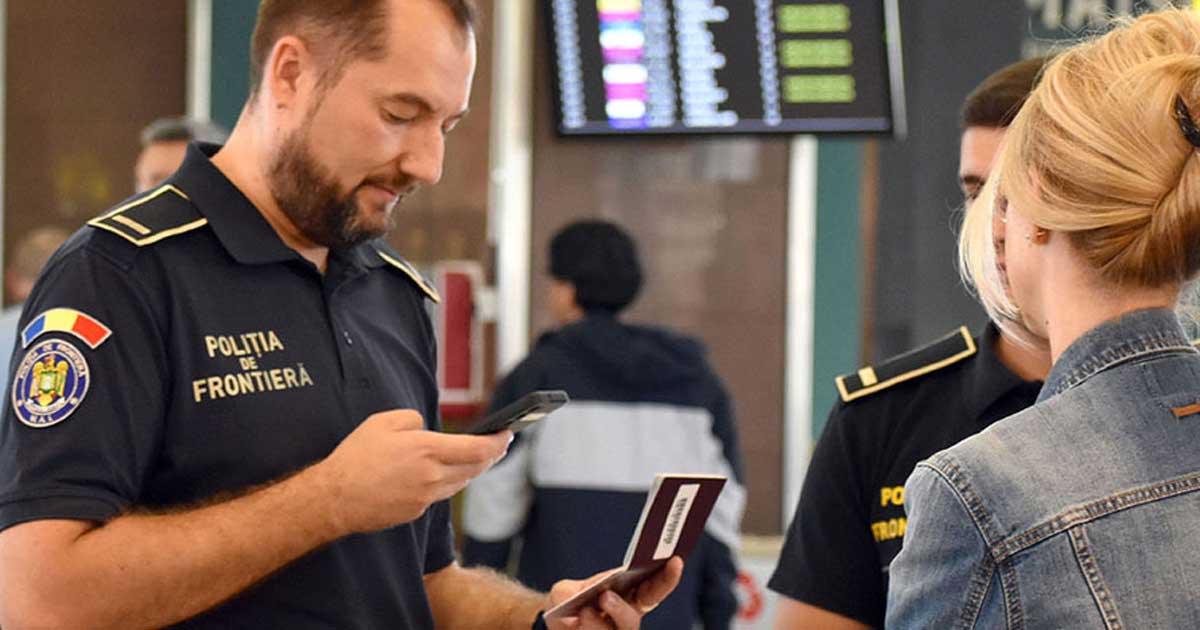 documente minori vacanta frontiera schengen 2026 457216 Familie cu copil la controlul de frontieră, verificare documente de călătorie, aeroport, vara 2026
