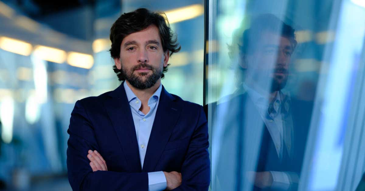 Eurodeputatul spaniol Adrián Vázquez Lázara în timpul unui interviu despre relația România-Spania, iulie 2026