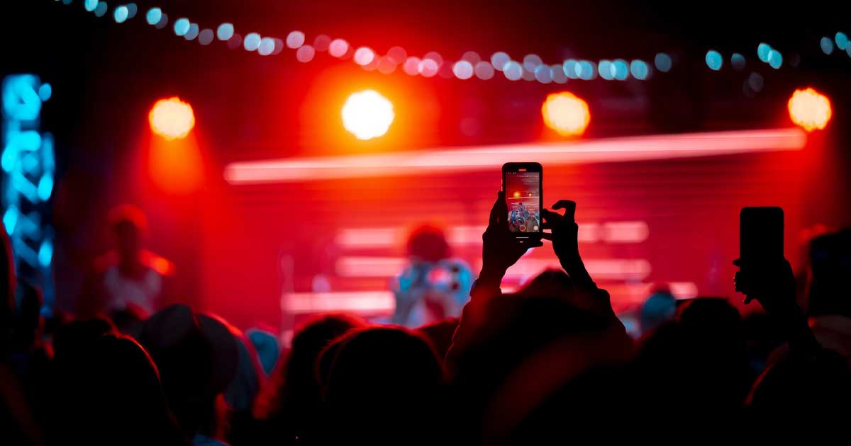 Scenă de festival black metal cu lumini roșii, simbolizând festivalul NSBM găzduit la Buzău, iulie 2026