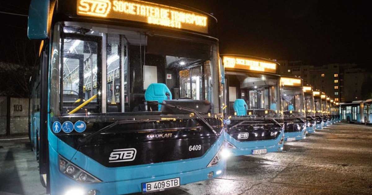 Autobuz STB în trafic pe o stradă din București, transport public, iulie 2026