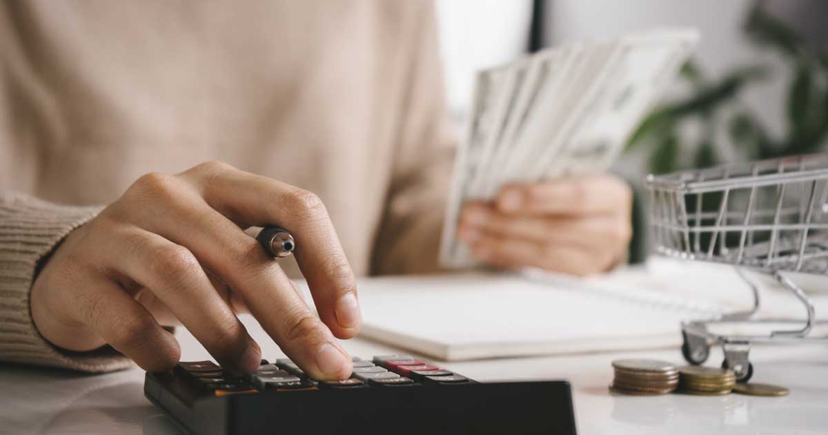 Fluturaș de salariu și calculator, simbol al noii legi a salarizării pentru bugetari, iulie 2026