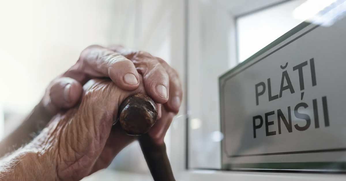 Persoană în vârstă calculând economii de pensie, simbol al fondurilor Pilonul II și III, România, 2026