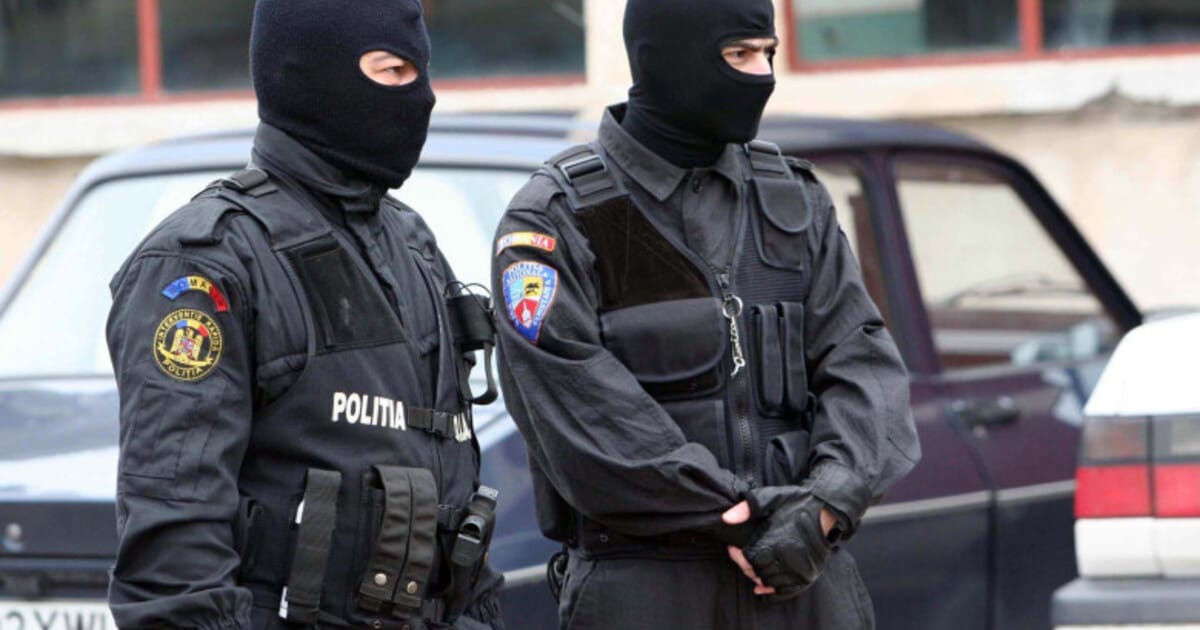 Polițiști și procurori în timpul unei percheziții legate de fraudarea examenului de Bacalaureat, iulie 2026