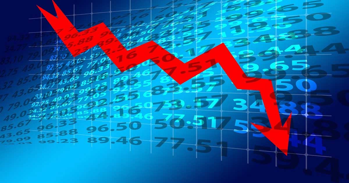 Grafic simbolic al economiei românești în scădere, birou cu date statistice, iulie 2026
