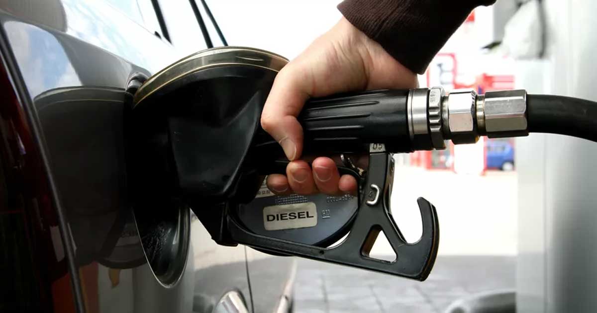 Pompă de alimentare cu carburanți într-o benzinărie din România, prețuri afișate pentru benzină și motorină, iulie 2026