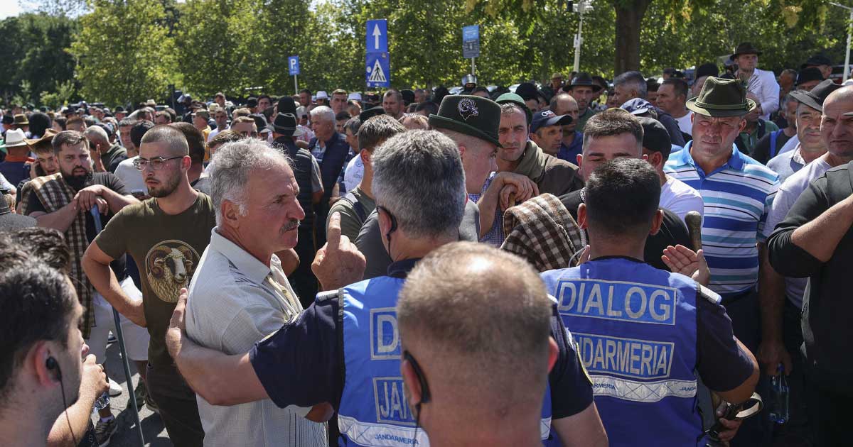 Protest al crescătorilor de oi în fața sediului ANSVSA din București, iulie 2026
