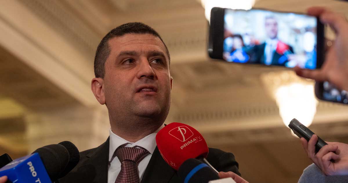 Radu Miruță, ministrul interimar al Transporturilor, în timpul unei declarații despre sondajul privind trenurile CFR, iulie 2026