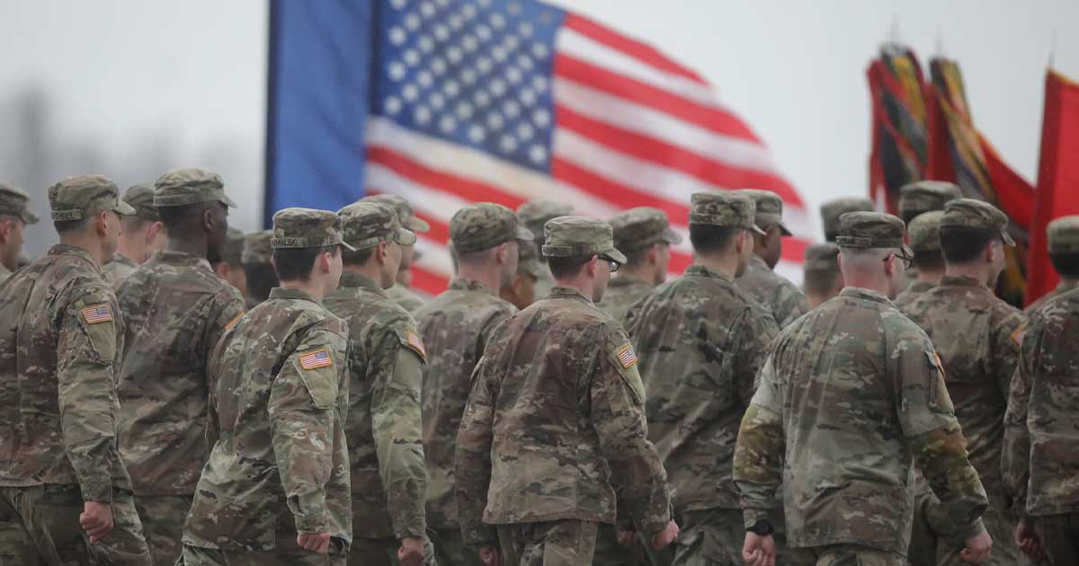 Soldați americani în uniformă de campanie, pe fondul anunțului privind retragerea trupelor din Germania, iulie 2026