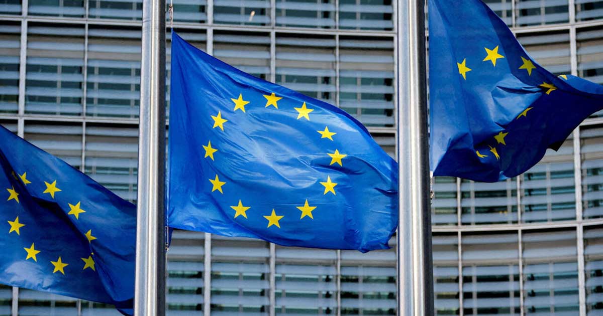 Steaguri ale Uniunii Europene la Bruxelles, în contextul negocierilor pentru noi sancțiuni împotriva Rusiei, iulie 2026