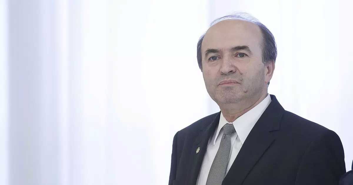 Tudorel Toader, fost judecător CCR, în platoul unui post TV, discutând legea integrității, iulie 2026