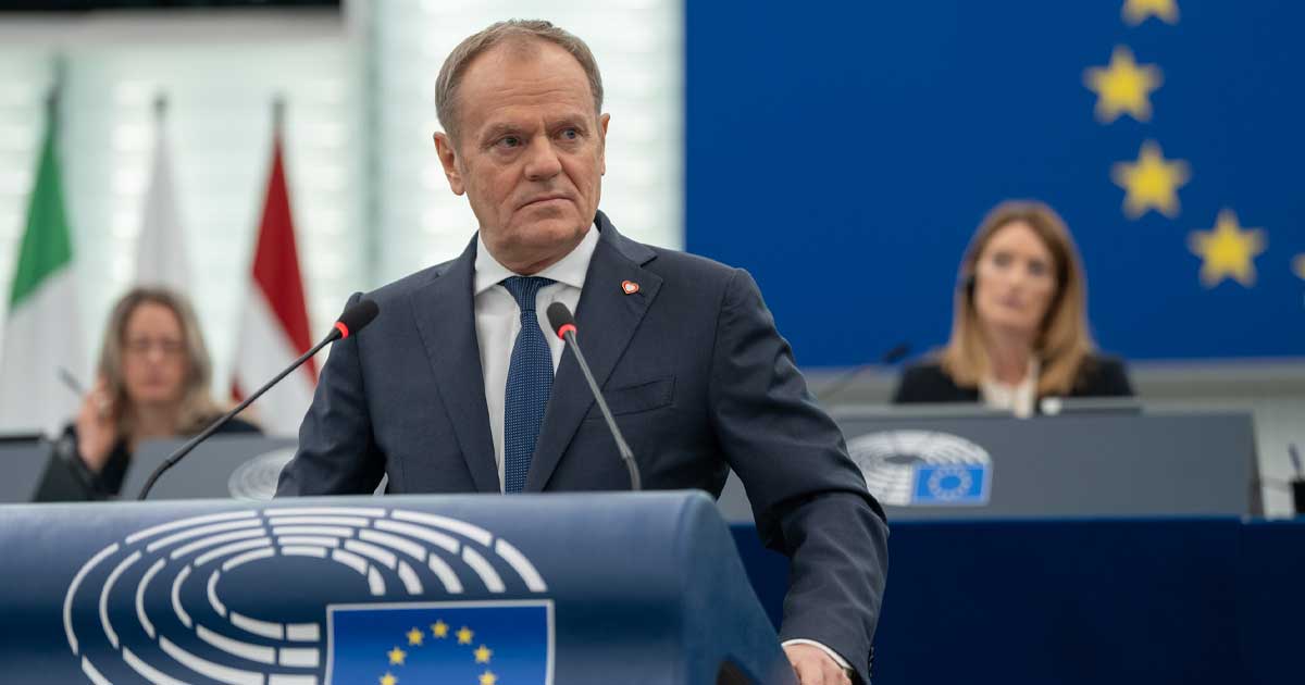 Donald Tusk la o conferință de presă la Varșovia, discutând despre relațiile cu Ucraina, iulie 2026