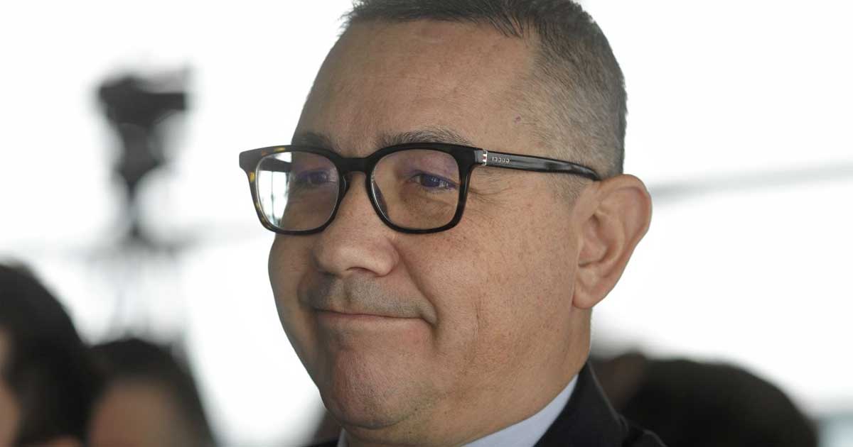 Victor Ponta la o declarație publică, în timp ce comentează scandalul locuinței RA-APPS, iulie 2026