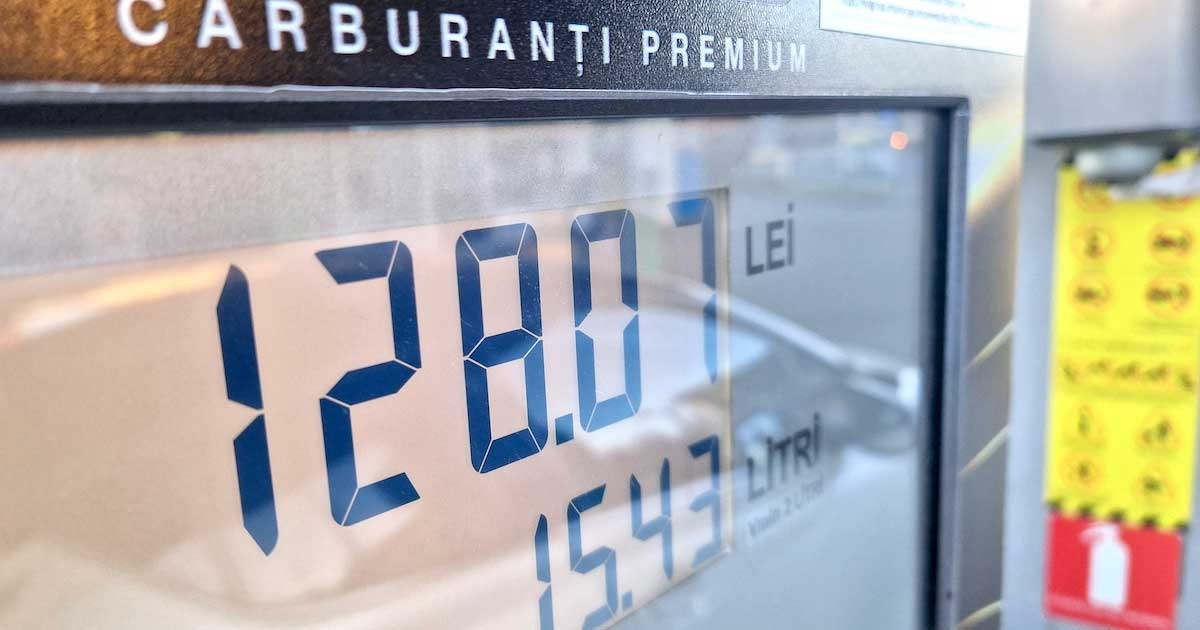 Pompă de carburanți cu afișaj de preț pentru motorină, într-o benzinărie din România, august 2026