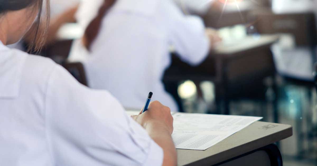 Elevi de gimnaziu susținând un examen scris în sala de clasă, simbol pentru admiterea la liceu 2027