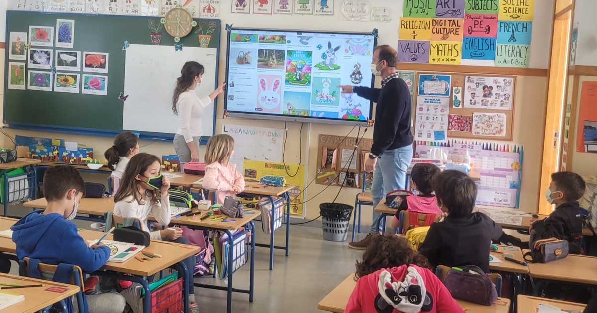 Elevi de gimnaziu într-o sală de clasă din România, context despre admiterea la liceu și concursul prevăzut din 2027, august 2026