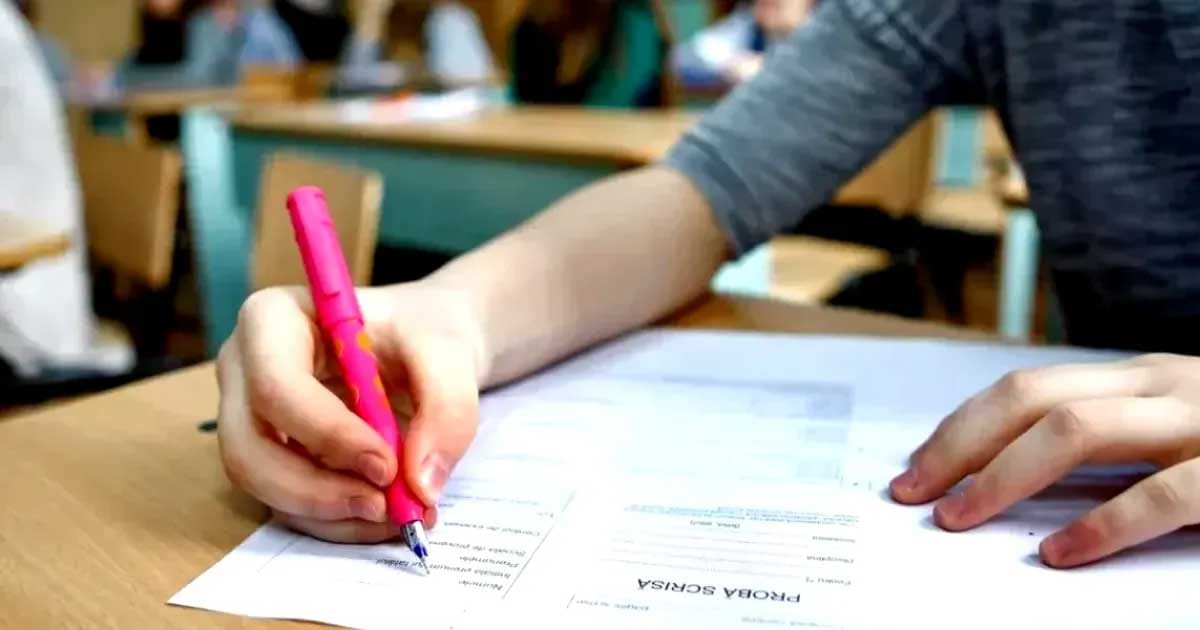 Elevi de gimnaziu la un examen scris, admiterea la liceu, sală de clasă din România, august 2026