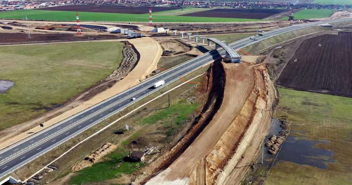 Șantier de autostradă în lucru, tronsonul Târgu Frumos-Lețcani al Autostrăzii A8, vara anului 2026