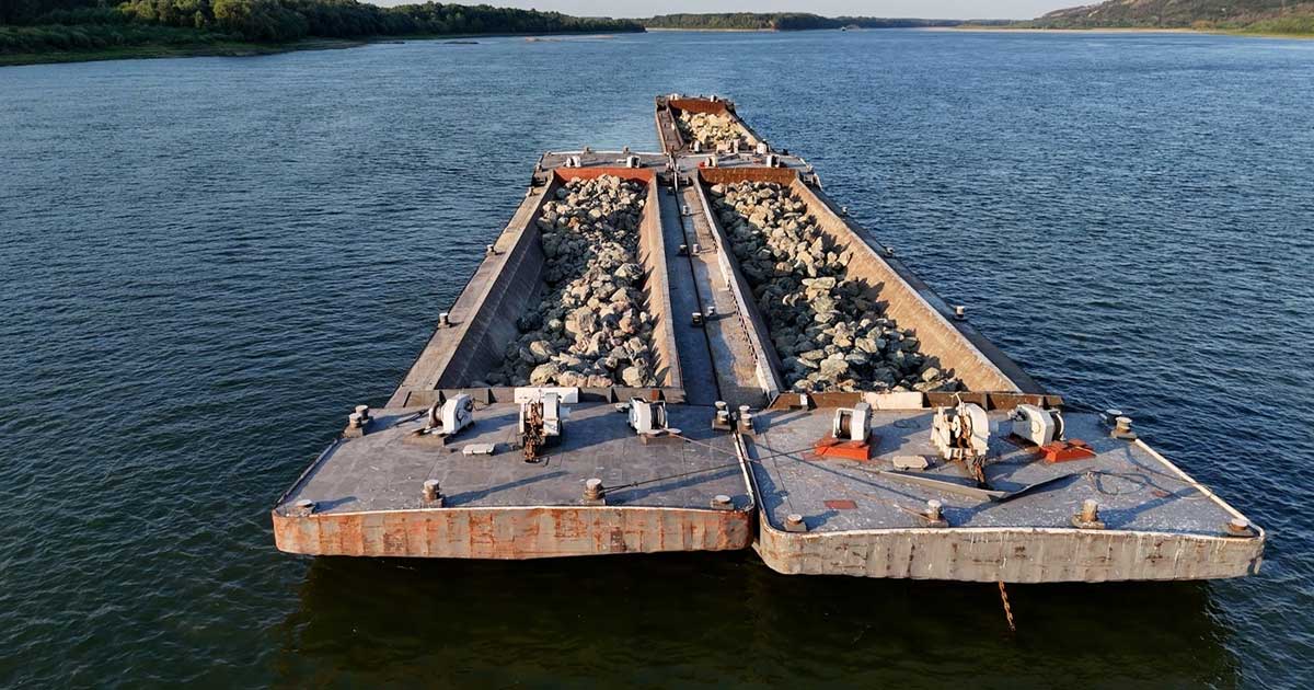 Barjă încărcată cu rocă în timpul scufundării controlate pe brațul Bala al Dunării, august 2026