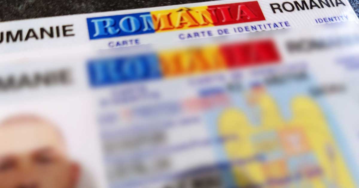 Carte de identitate românească veche, model 1997, alături de noua carte electronică de identitate, 2026