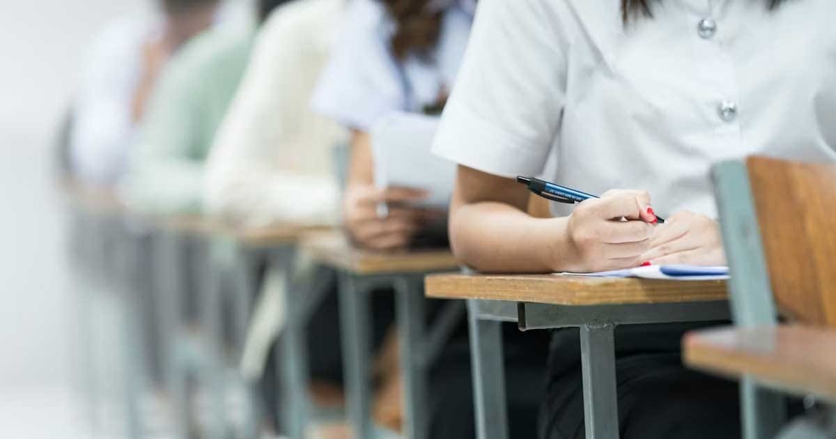 Elevi în sala de examen în timpul unei probe scrise de Bacalaureat, ilustrare pentru calendarul 2027