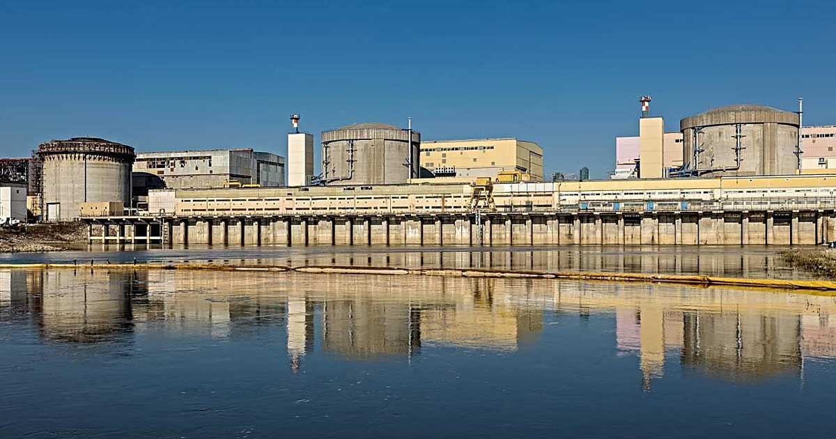 Centrala nucleară de la Cernavodă, vedere de ansamblu, pe fondul nivelului scăzut al Dunării, august 2026