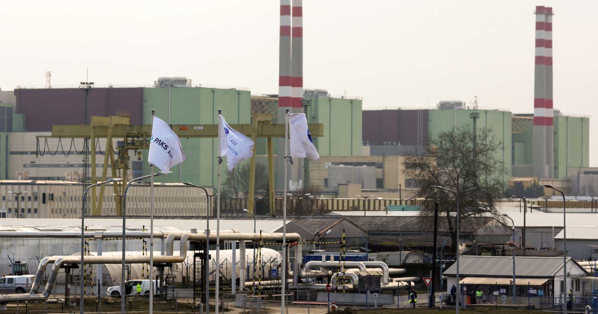 Centrala nucleară Paks de pe malul Dunării în Ungaria, oprită din cauza secetei, august 2026