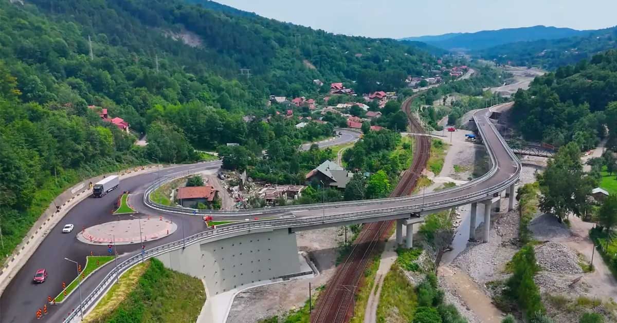 centura comarnic asfaltare finalizata valea prahovei 2026 923146 Centura Comarnic asfaltată integral, vedere aeriană a drumului de ocolire, august 2026