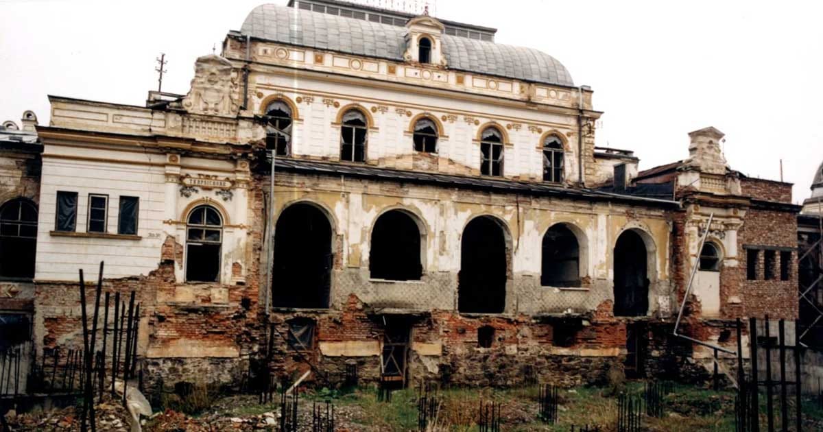 Clădire istorică degradată din Transilvania, cumpărată de statul maghiar prin fundația KEOMA, august 2026