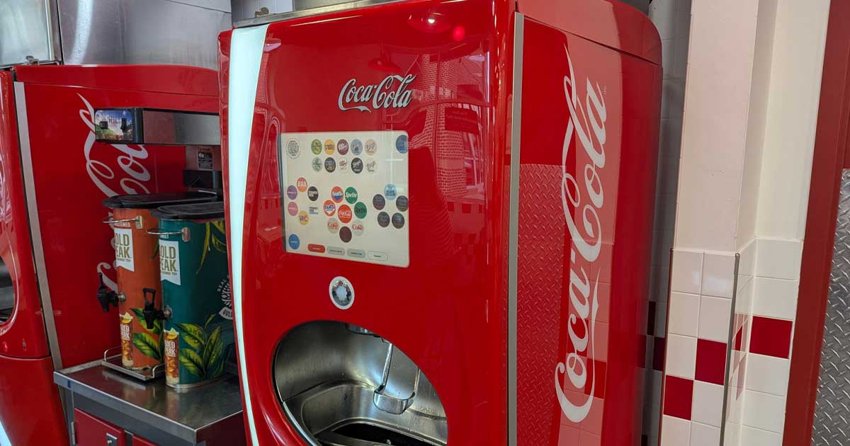 Dispenser Coca-Cola Freestyle pentru băuturi personalizate, într-un restaurant, august 2026