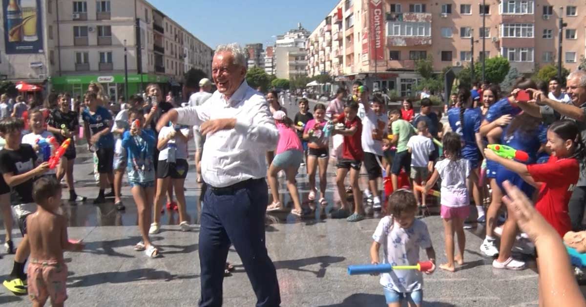 Primarul Buzăului stropit cu apă de copii la evenimentul Marea Bălăceală, Piața Dacia, august 2026