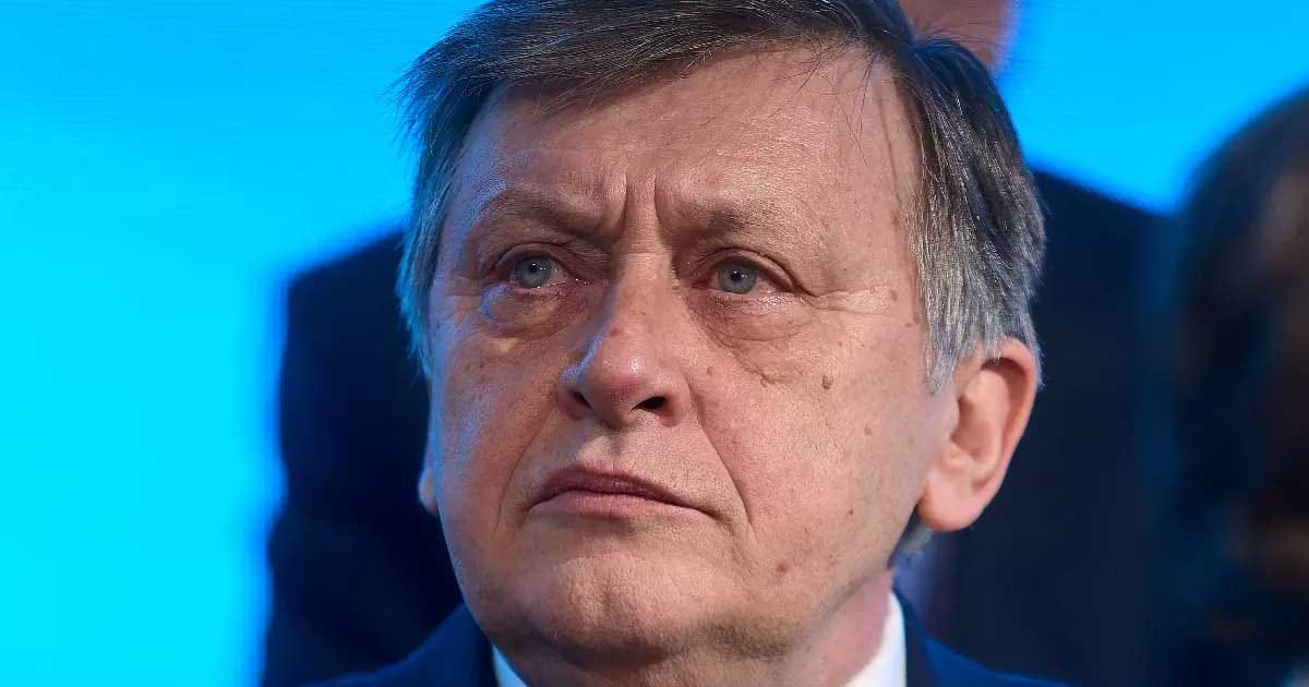 Crin Antonescu, fostul președinte al PNL, în timpul unei declarații publice critice la adresa Guvernului, august 2026