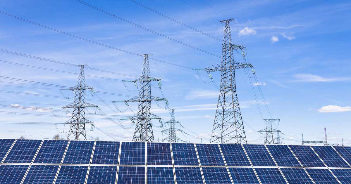 Panouri fotovoltaice și linii de înaltă tensiune ale sistemului energetic național, România, august 2026