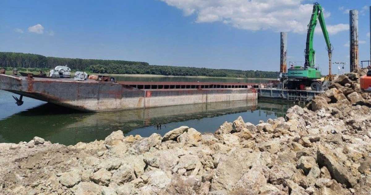 Barje scufundate pe Dunăre pentru devierea cursului apei, măsură pentru Centrala Nucleară Cernavodă, august 2026