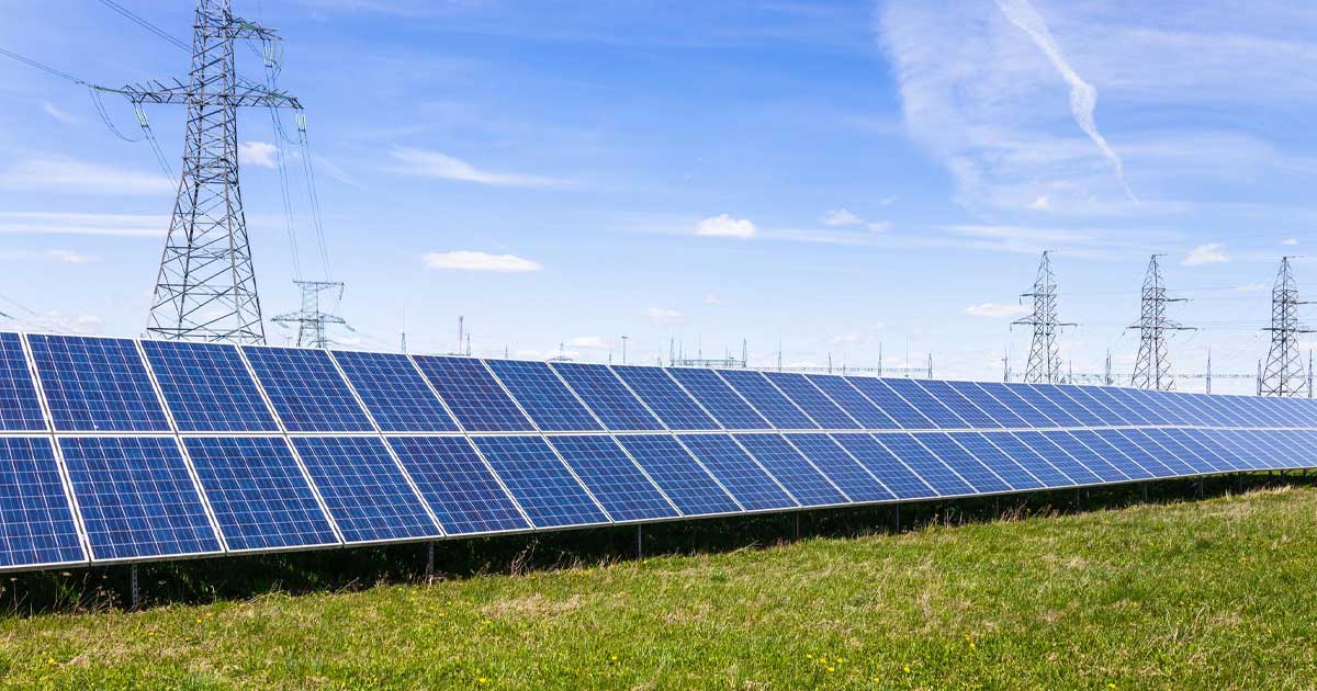 Panouri fotovoltaice și linii de înaltă tensiune în România, ilustrând dezechilibrul dintre producția și stocarea energiei, 2026